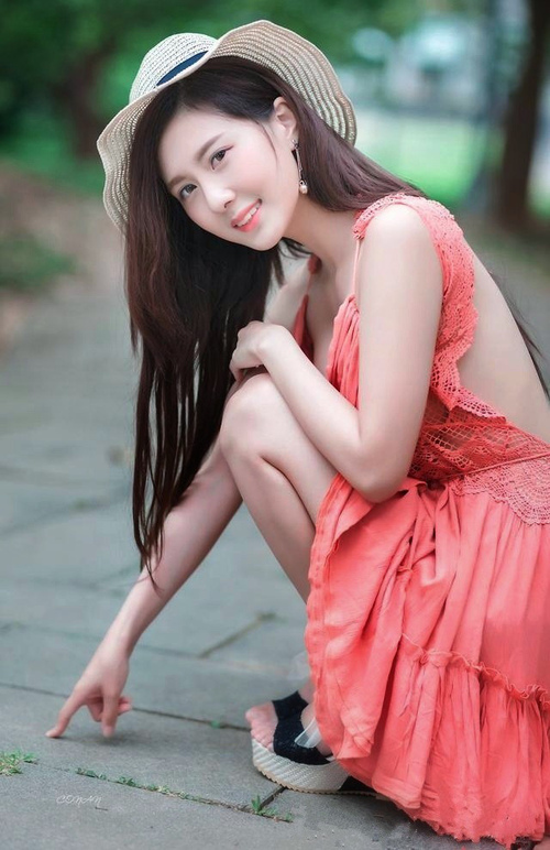 主教练罗纳德·科曼在欧洲杯前面临伤病困扰，弗兰基·德容和库普梅纳斯等主力缺阵。